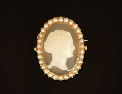 BROCHE CAMEE ovale sur agate présentant un...