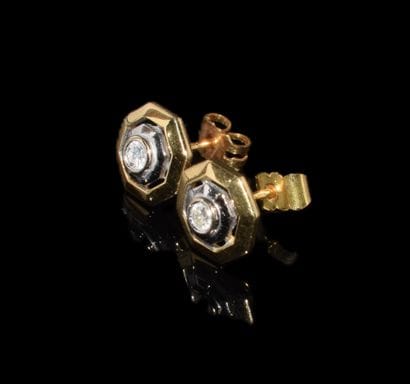 PAIR OF EARRINGS in 18K (750°/°°) yellow...