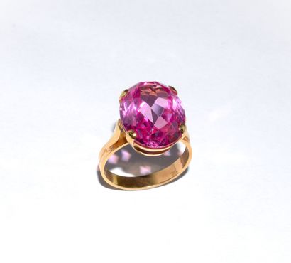 BAGUE en or jaune 18K 750°/°° ornée d’un...