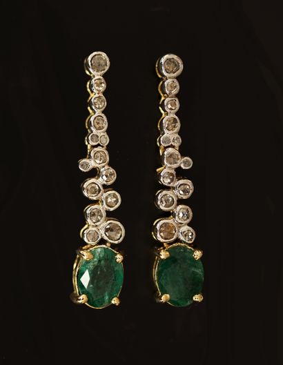 PAIRE DE PENDANTS D'OREILLES en argent doré...