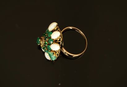 BAGUE en or jaune 9k (375°/°°) formant une...