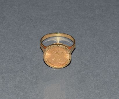 BAGUE en or jaune 18K (750/°°) ornée d’une...