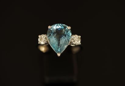BAGUE en or gris 18k (750/°°) centrée d'une...