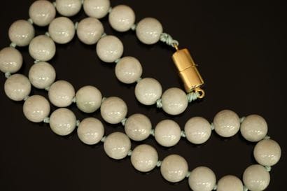 COLLIER composé de boules rondes de jade...