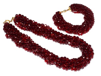 DEMI-PARURE composée d’un collier multi-rangs...