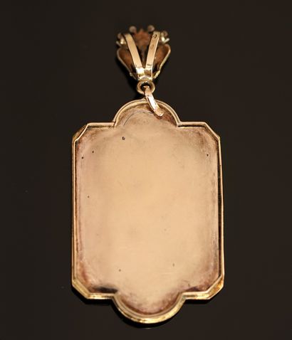 PENDENTIF en or rose, jaune et vert en forme...