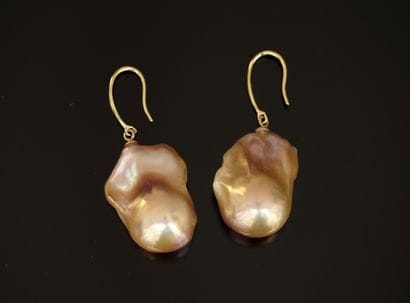 PAIR OF EAR PENDANTS featuring a large pinkish-beige...