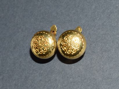 PAIRE DE DORMEUSES en or jaune 18K (750/°°)...