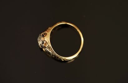 BAGUE en or jaune 18K (750/°°) centrée d'un...