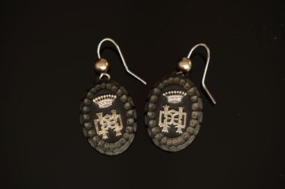 PAIRE DE PENDANTS D'OREILLES en composite...