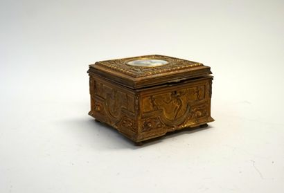 COFFRET en bronze doré, les côtés de muses...