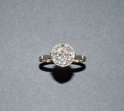 BAGUE en or blanc 18K (750/°°), centrée d’un...