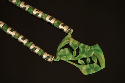 COLLIER en métal chromé et composite vert...