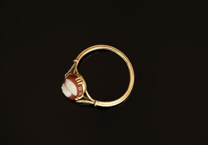 FINE BAGUE en or jaune 18K (750/°°) ornée...