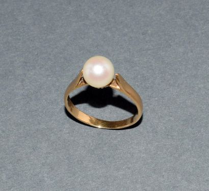 RING in 18K (750/°°) yellow gold centered...
