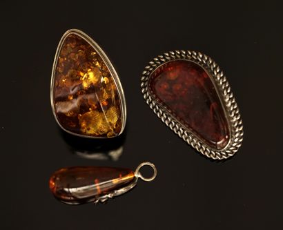 SET in silver min 800/°° and amber cabochonscomprising...