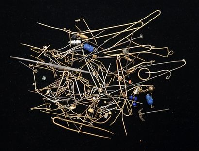 Gilded metal set of jewelry accessories,...