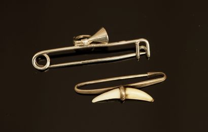 SET of 2 hunting PINS in min. 800/°° silver,...