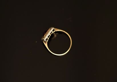 18K (750/°°) white and yellow gold ring centered...