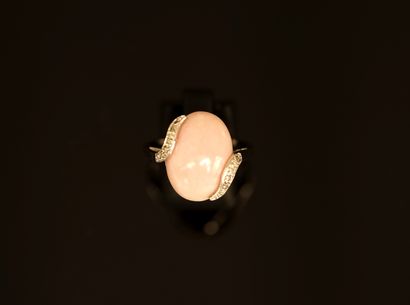 925/°° silver ring centered on an oval cabochon...