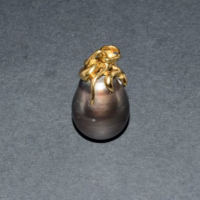 TAHITI PEARL PENDANT in 18K (750/°°) yellow...