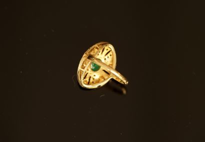925/°° Sterling silver ring centered on an...