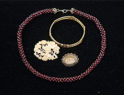 GOLD- or silver-plated metal ENSEMBLE including...