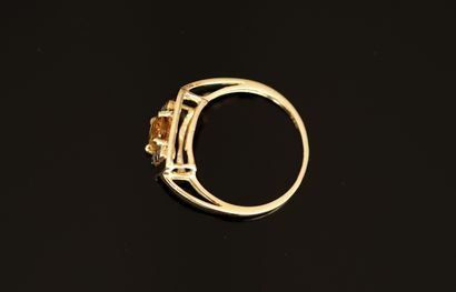 18k (750/°°) yellow gold ring centered on...