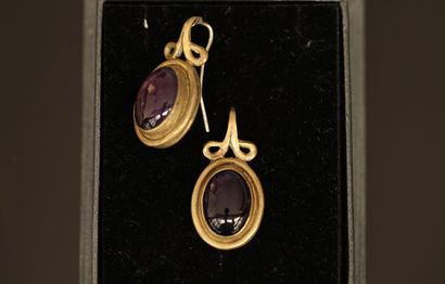 PAIR OF DORMEUSES in white and gilded metal...