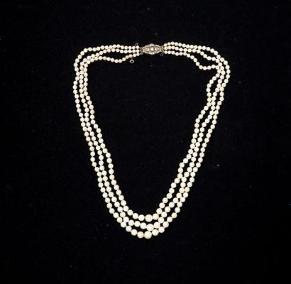 COLLAR of 3 rows of drop cultured pearls...