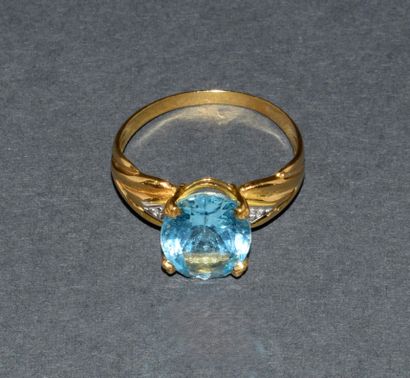 BAGUE en or jaune 18K (750/°°) centrée d’une...