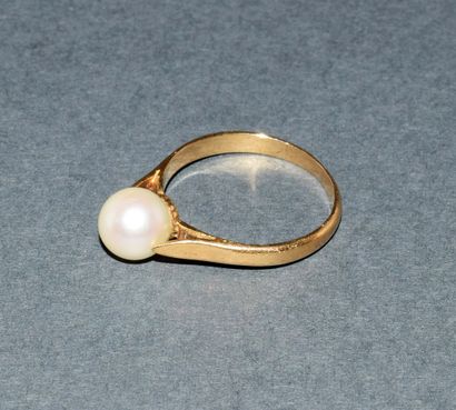 RING in 18K (750/°°) yellow gold centered...