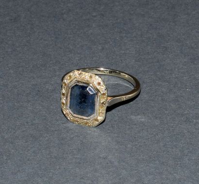 BAGUE en or blanc 18K (750/°°) centrée d’un...