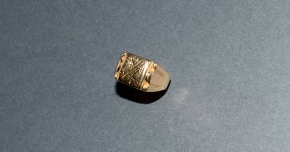 CHEVALIERE en or jaune 18K (750/°°), modèle...