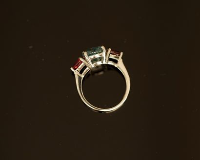 BAGUE en or blanc 18K (750/°°) centrée d'une...