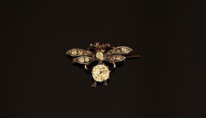 800/°° silver bee brooch set with colorless...