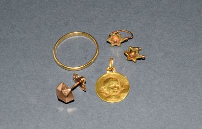 LOT OF 18K (750/°°) yellow gold consisting...
