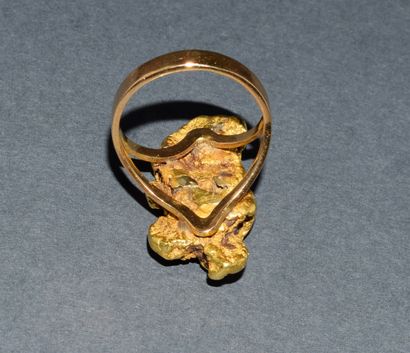 BAGUE en or jaune 18K (750/°°) ornée d’une...