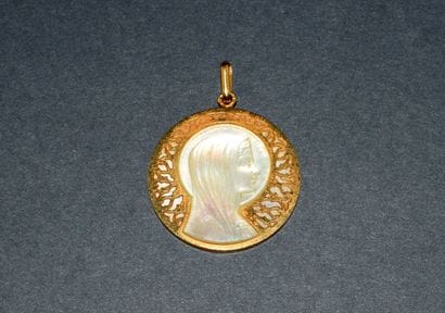 Round openwork MEDAL in 18K (750/°°) yellow...