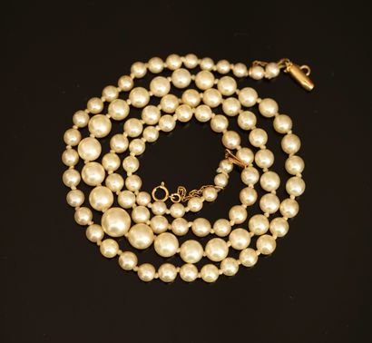 COLLAR of falling white cultured pearls (D:...