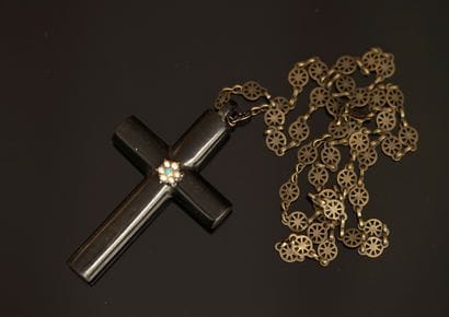 CHAIN without clasp in patinated metal holding...