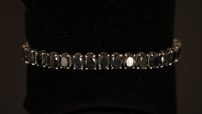 BRACELET en argent 925/°° serti de saphirs...