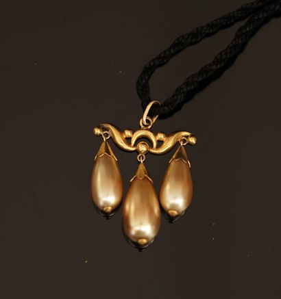 Antique 18K (750/°°) pendant holding 3 drop-shaped...