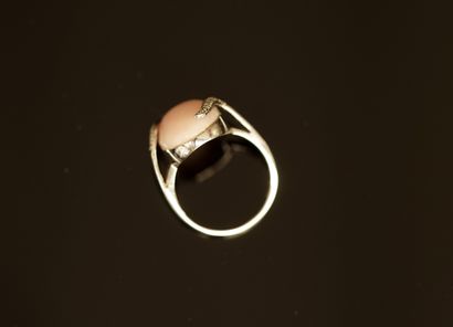 925/°° silver ring centered on an oval cabochon...