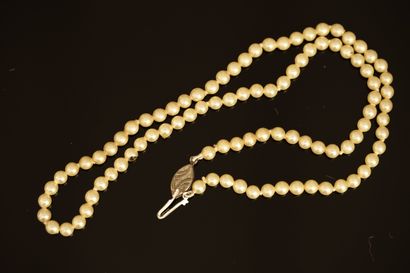 NECKLACE of imitation pearls, metal ratchet...