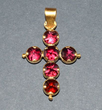 CROSS PENDANT in 18K (750/°°) yellow gold...