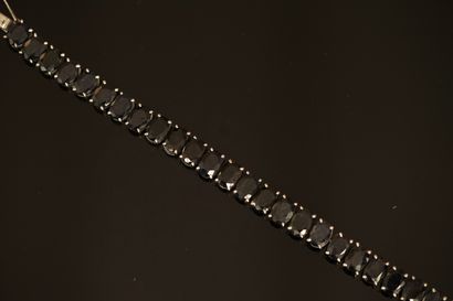 BRACELET en argent 925/°° serti de saphirs...