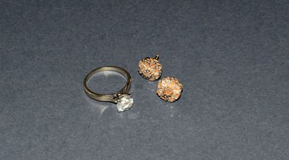 ENSEMBLE en or 18K (750/°°) composé de CLOUS...