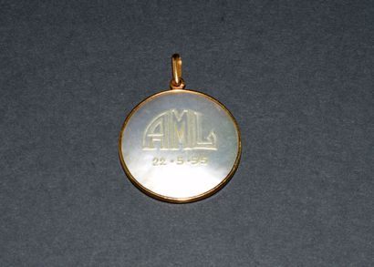 Round openwork MEDAL in 18K (750/°°) yellow...