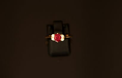 18K (750/°°) yellow gold ring set with an...